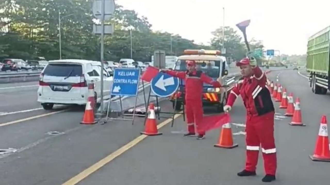 Jasa Marga terapkan contraflow di Tol Jagorawi arah Puncak untuk mengurai kepadatan lalu lintas yang signifikan pada arus balik Lebaran 2025.