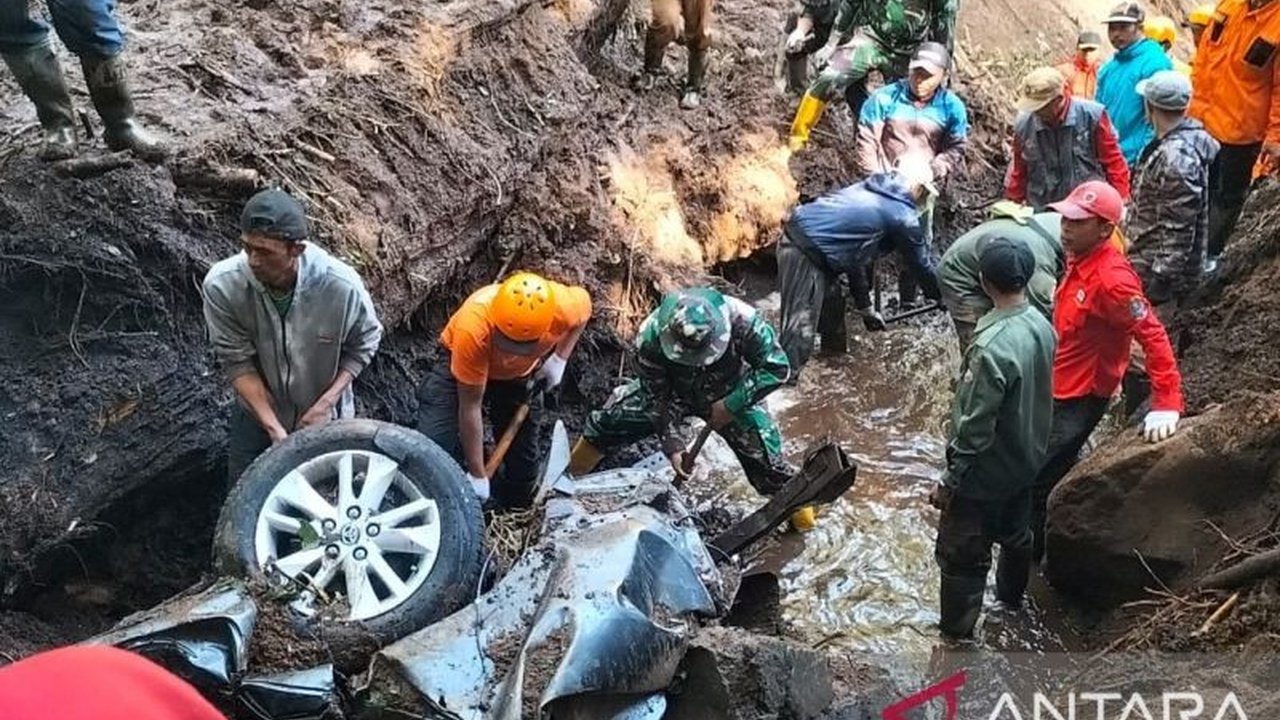 TNI AD Evakuasi Korban Gempa dan Longsor di Pacet-Cangar, Mojokerto