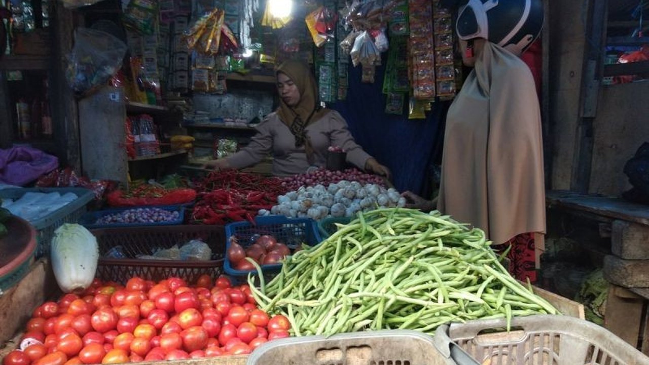 Harga bahan pokok di pasar tradisional Mamuju tetap stabil pasca Idul Fitri 1446 H, meskipun aktivitas perdagangan masih relatif sepi.