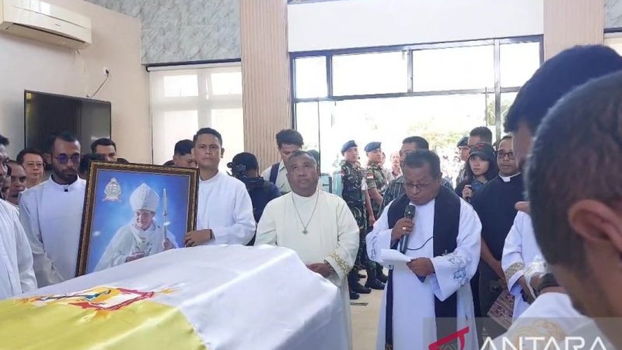 Jenazah Uskup Emeritus Mgr. Petrus Turang tiba di Kupang, NTT, disambut haru oleh ribuan umat Katolik yang mengiringi kepulangannya hingga ke Katedral Kristus Raja.