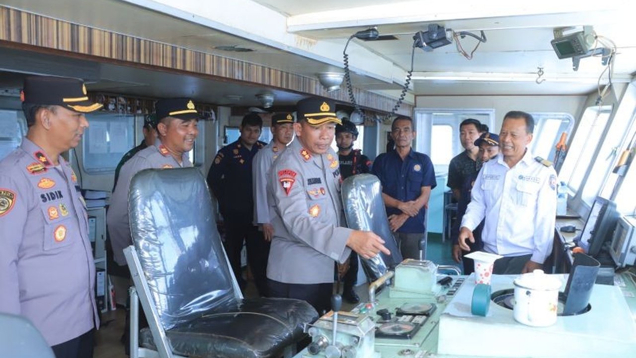 Kapolres Sumbawa Barat, AKBP Zulkarnain, meninjau langsung kesiapan Pelabuhan Poto Tano untuk menghadapi arus balik Lebaran 2025, memastikan keselamatan dan keamanan penumpang menjadi prioritas utama.