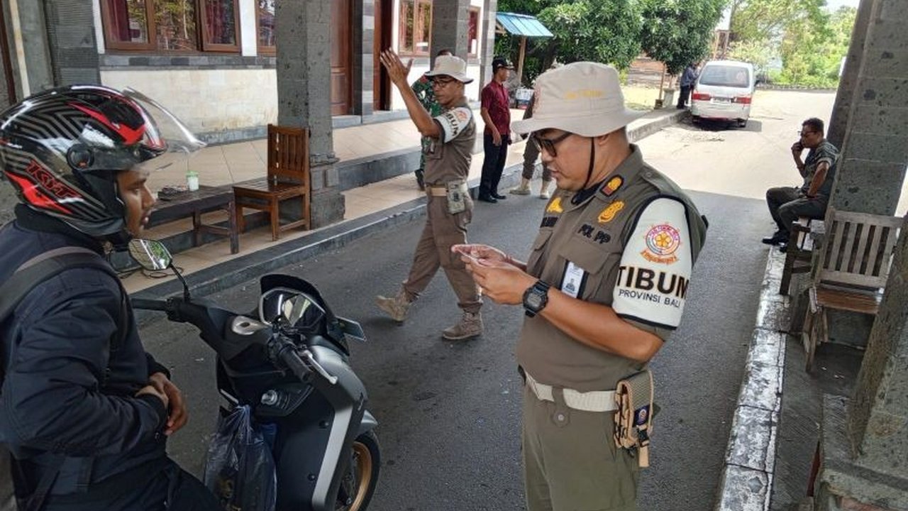 Satuan Polisi Pamong Praja (Satpol PP) Bali memperketat pengawasan arus balik Lebaran 2025 dengan memeriksa identitas setiap orang yang masuk Bali, guna mencegah masalah sosial dan pungutan liar.