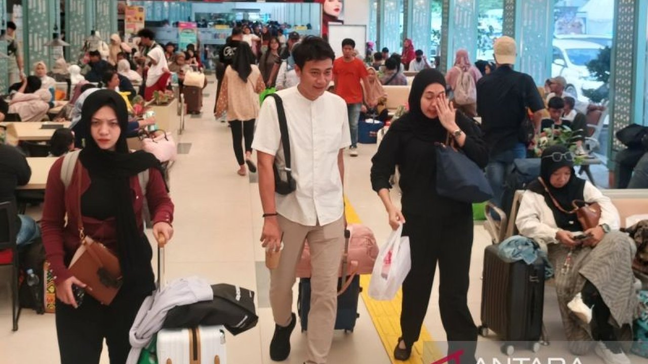 PT Kereta Api Indonesia (KAI) Daop 1 Jakarta mencatat puncak arus balik Lebaran dengan jumlah penumpang mencapai lebih dari 50 ribu orang per hari, didominasi oleh Stasiun Pasar Senen.