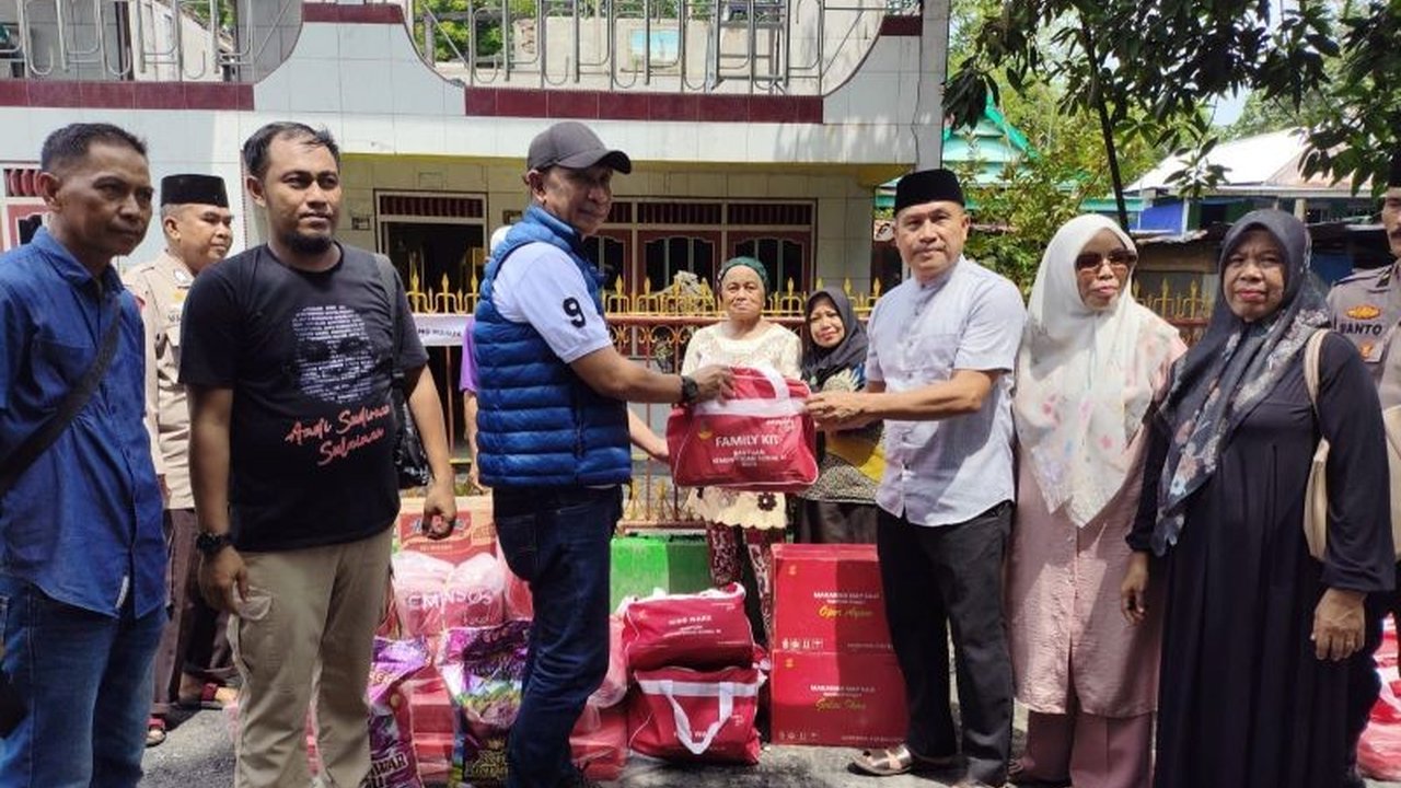 Dinas Sosial Sulawesi Selatan (Dinsos Sulsel) menyalurkan bantuan kepada warga Pulau Barrang Lompo, Makassar, yang menjadi korban kebakaran pada 3 April 2025.