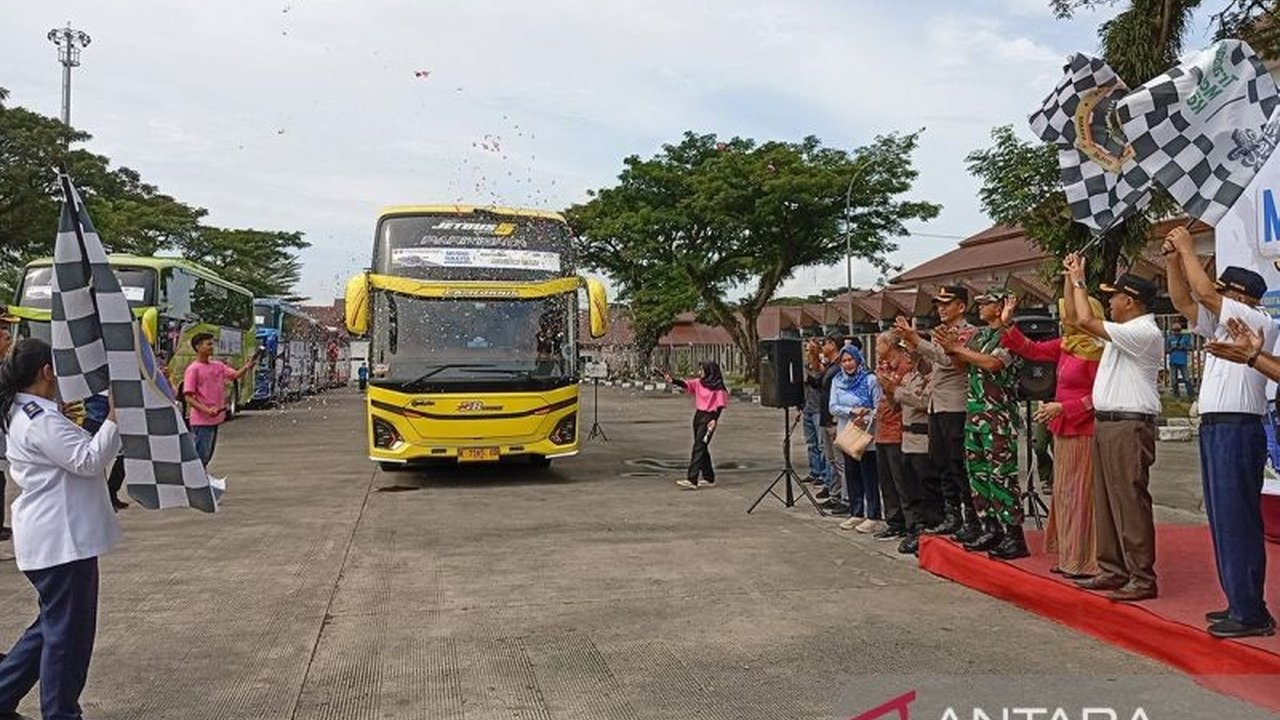 Bupati Banyumas, Sadewo Tri Lastiono, mengungkapkan program angkutan mudik dan balik gratis sebagai wujud kepedulian pemerintah, sekaligus membahas kendala dan harapan untuk peningkatan program di masa mendatang.