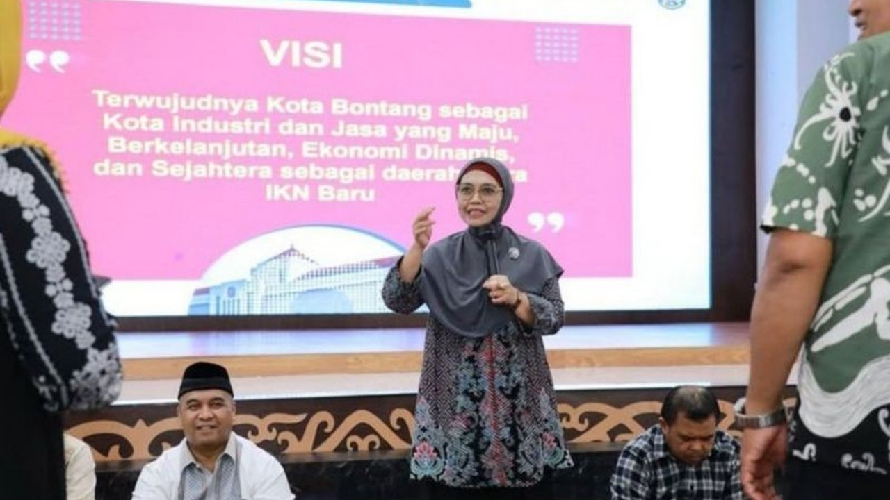 Pemkot Bontang alokasikan Rp20 miliar dari dana efisiensi untuk program kuliah gratis bagi 2.000 warga Bontang mulai September 2025, guna mendukung visi pembangunan SDM unggul.