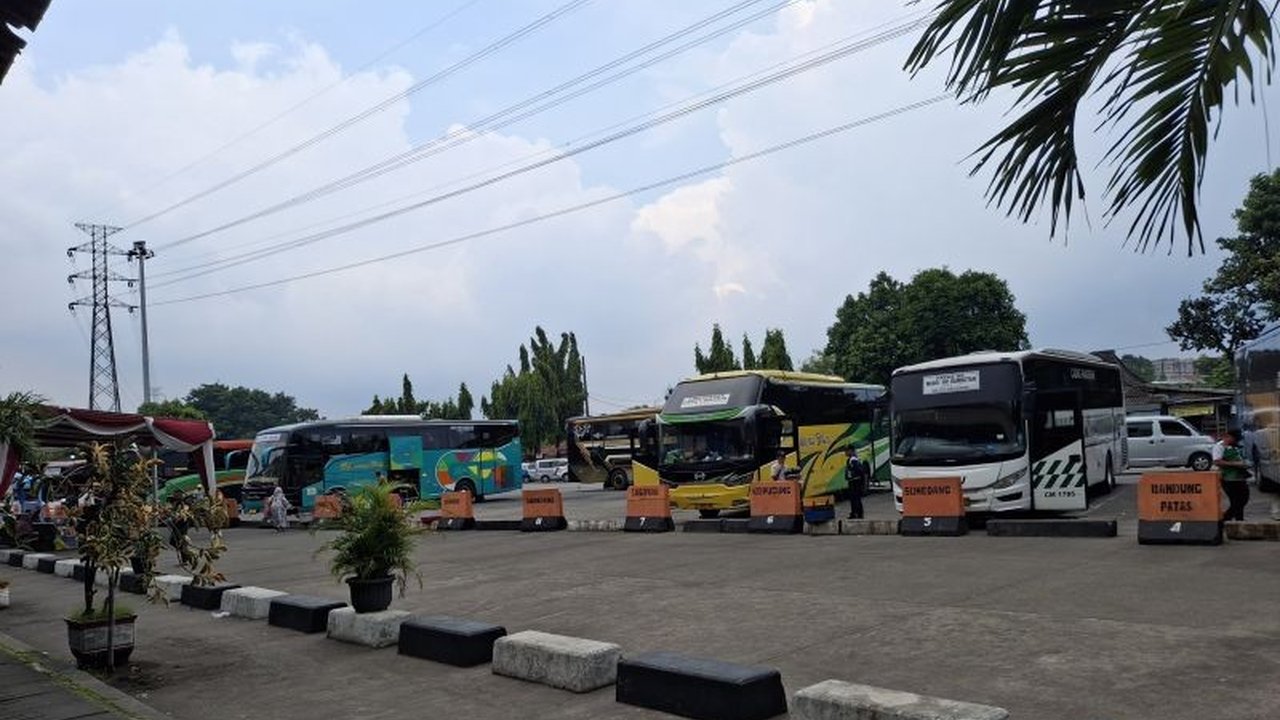 Terminal Kampung Rambutan mencatat peningkatan signifikan kedatangan penumpang selama arus balik Lebaran 2025, dengan puncaknya pada H+3 mencapai lebih dari 6000 penumpang.