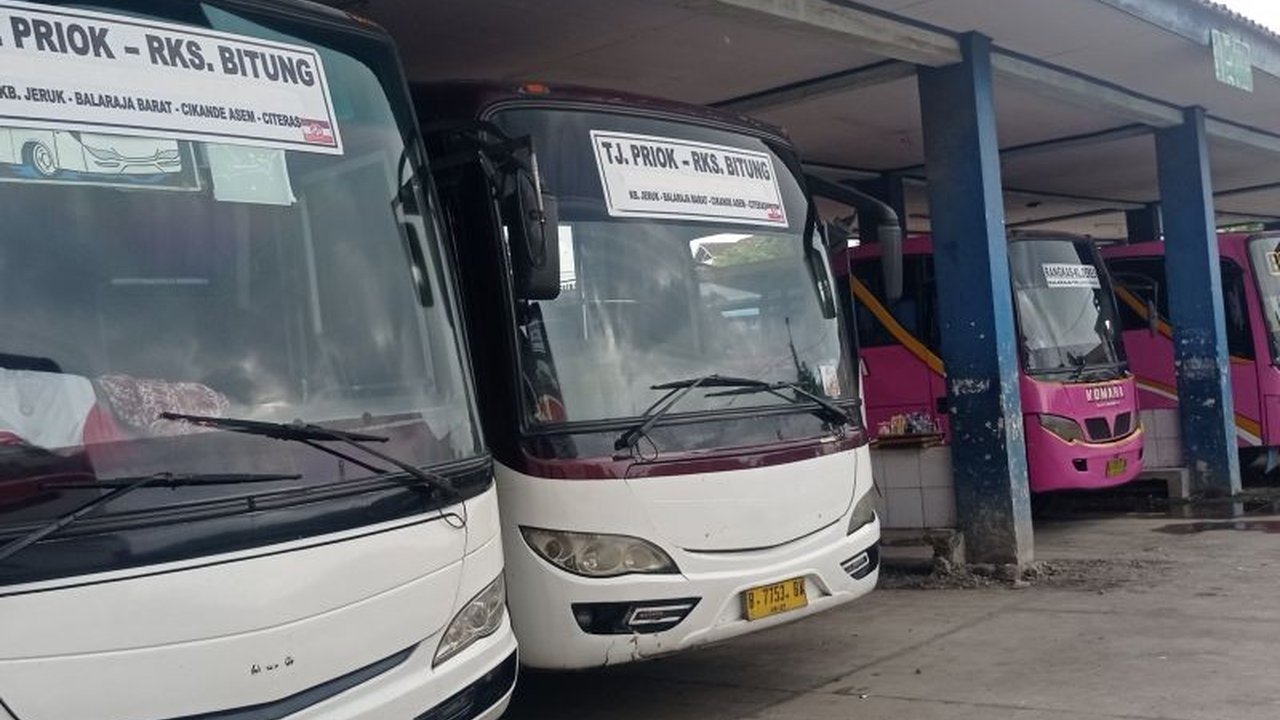 Lonjakan pemudik arus balik Lebaran 2025 signifikan terjadi di Terminal Rangkasbitung pada H+5, mencapai 700 orang, dengan prediksi puncak arus balik pada H+6 dan H+7.