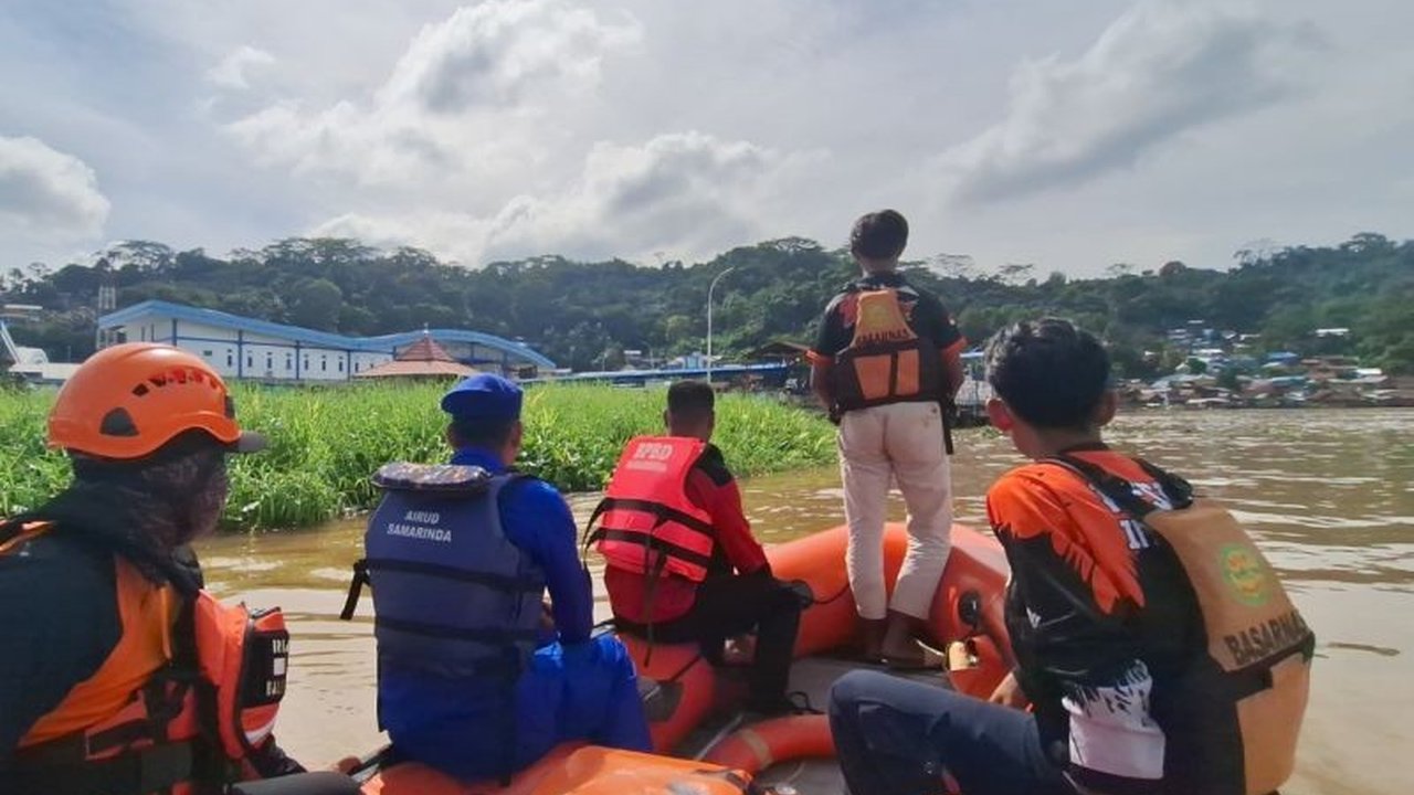 Tim SAR gabungan terus berupaya menemukan Dewi Fina (24), perempuan yang hilang tenggelam di Sungai Karang Mumus, Samarinda, sejak 31 Maret 2024.