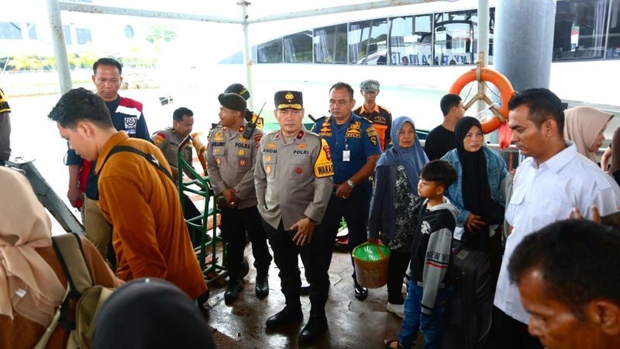 Wakapolda Kepri, Brigjen Pol Anom Wibowo, memantau langsung arus balik Lebaran di Batam, memastikan pelayanan kepolisian berjalan lancar dan masyarakat merasa aman nyaman.