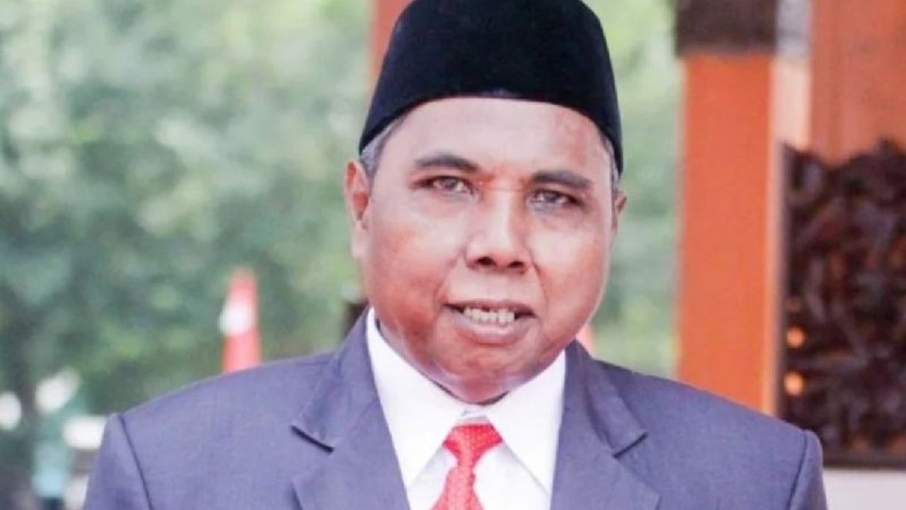 Plt. Kepala Dispendikbud Situbondo, Fathor Rakhman, memberikan peringatan tegas kepada ASN agar tidak absen di hari pertama kerja pasca libur panjang Lebaran 1446 H, dengan ancaman sanksi bagi yang melanggar.