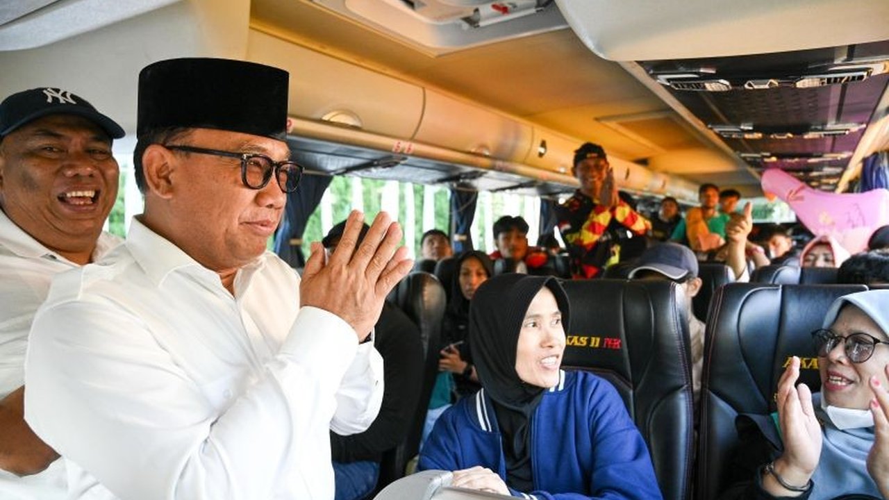 Wakil Bupati Banyuwangi, Mujiono, melepas keberangkatan dua bus berisi 200 pemudik gratis yang kembali ke Jakarta dan sekitarnya setelah merayakan Lebaran 2025.