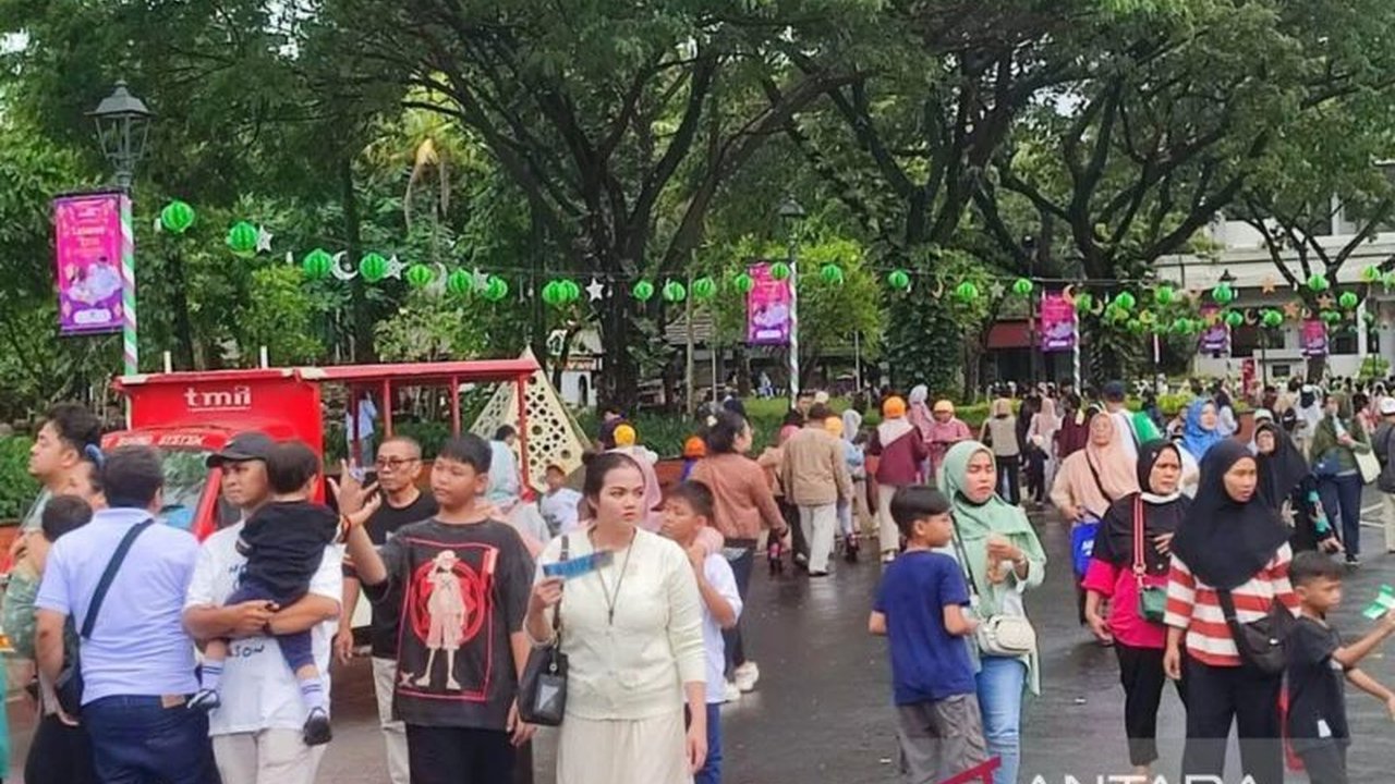 Kapolres Metro Jakarta Timur pastikan keamanan dan kenyamanan di TMII selama libur Lebaran 2025 terjaga, dengan penambahan patroli dan pengawasan.
