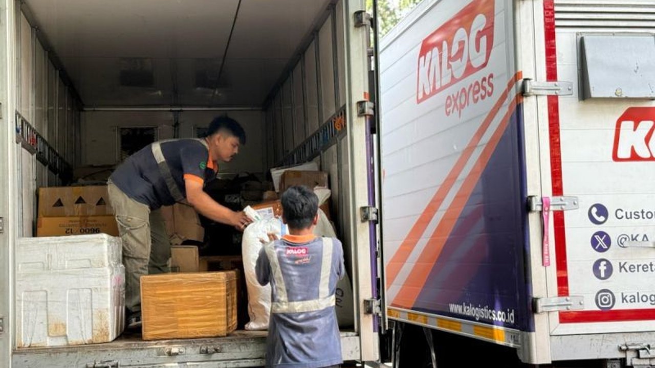 KAI Logistik sukses angkut 10.879 hewan peliharaan dan 7.656 sepeda motor selama periode mudik Lebaran 2025, menunjukan peningkatan tren pengiriman barang melalui jalur kereta api.