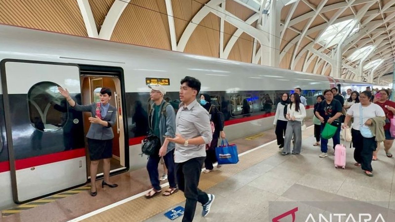 PT Kereta Cepat Indonesia China (KCIC) berhasil melayani lebih dari 210 ribu penumpang kereta cepat Whoosh selama libur Lebaran 2025, meningkat signifikan dibandingkan tahun sebelumnya.