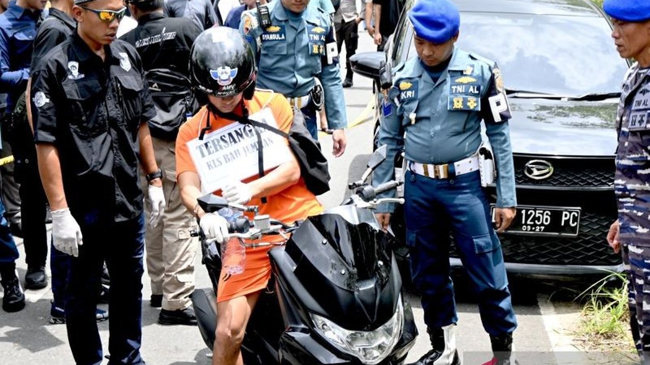 Rekonstruksi pembunuhan jurnalis Juwita (23) di Banjarbaru mengungkap pembunuhan berencana yang dilakukan oknum TNI AL, Kelasi Satu Jumran, dengan tenang dan persiapan matang.