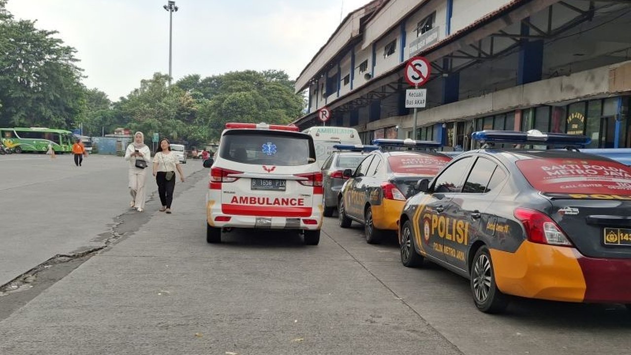 Terminal Kampung Rambutan bersiaga penuh selama 24 jam dengan penambahan personel untuk menghadapi puncak arus balik Lebaran 2025, meskipun jumlah pemudik diprediksi menurun dibandingkan tahun lalu.