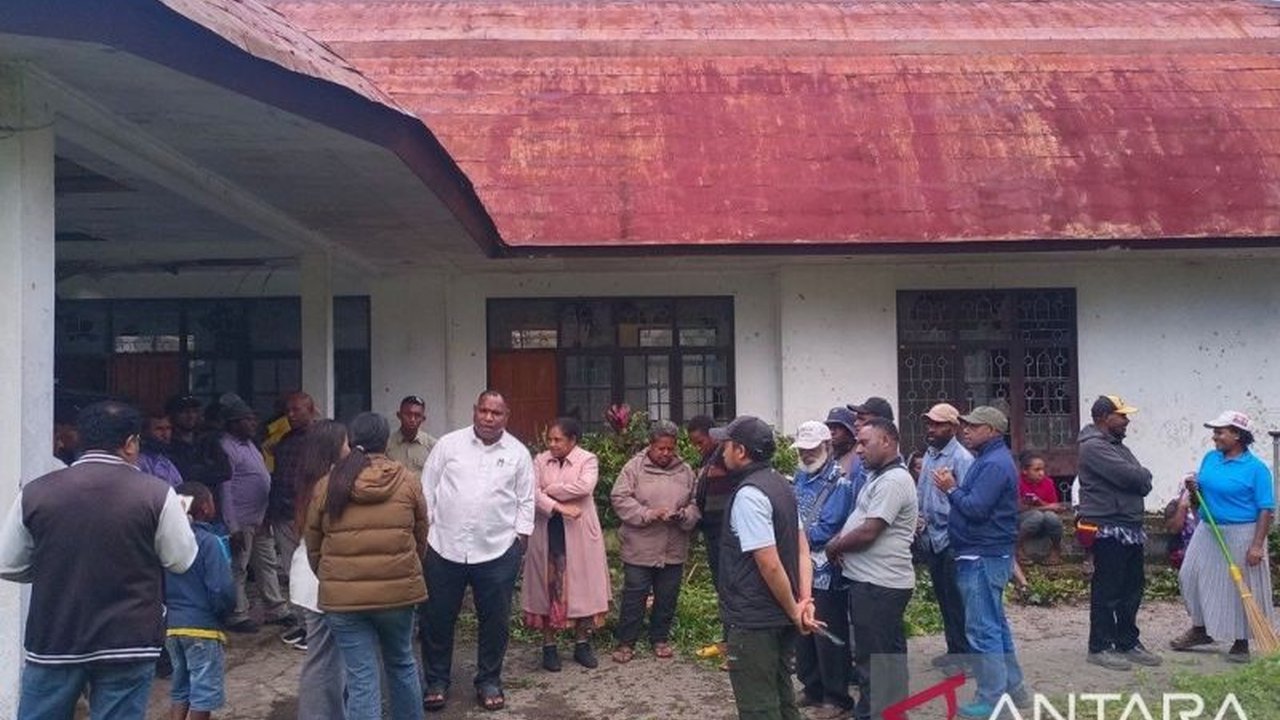 Pemkab Jayawijaya merenovasi kediaman bupati yang terbengkalai selama 15 tahun, sebagai bagian dari program 100 hari kerja Bupati Atenius Murib dan untuk mengembalikan kejayaan ‘istana’ Kabupaten Jayawijaya.