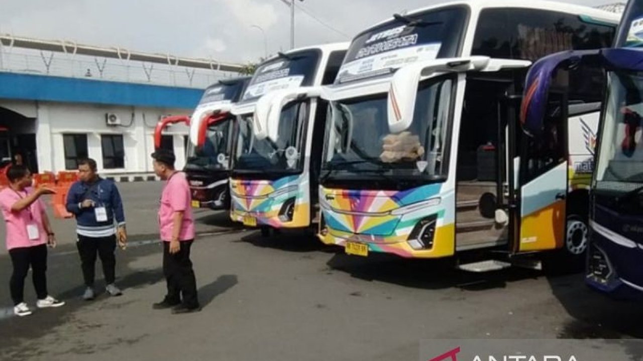 Ribuan pemudik dari Solo Raya memanfaatkan program mudik gratis Kementerian Perhubungan untuk kembali ke perantauan setelah Lebaran 2025, dengan keberangkatan serentak dari sembilan terminal di Pulau Jawa dan Sumatera.