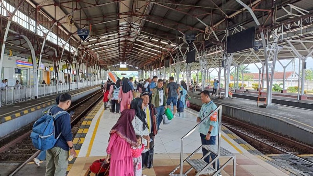 KAI Daop 5 Purwokerto mencatat angka penumpang tertinggi pada arus balik Lebaran 2025, mencapai 33.375 orang pada H+3, dengan Stasiun Purwokerto sebagai penyumbang terbanyak.