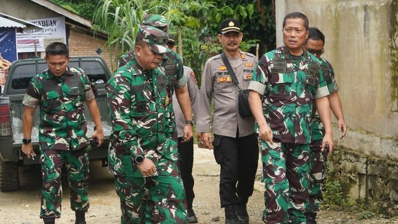 Brigjen TNI Heri Purwanto, Danrem 042/Gapu, secara langsung mengawasi Pemungutan Suara Ulang (PSU) Pilkada Kabupaten Bungo 2024 di Desa Talang Sungai Bungo, memastikan proses berjalan aman dan lancar.
