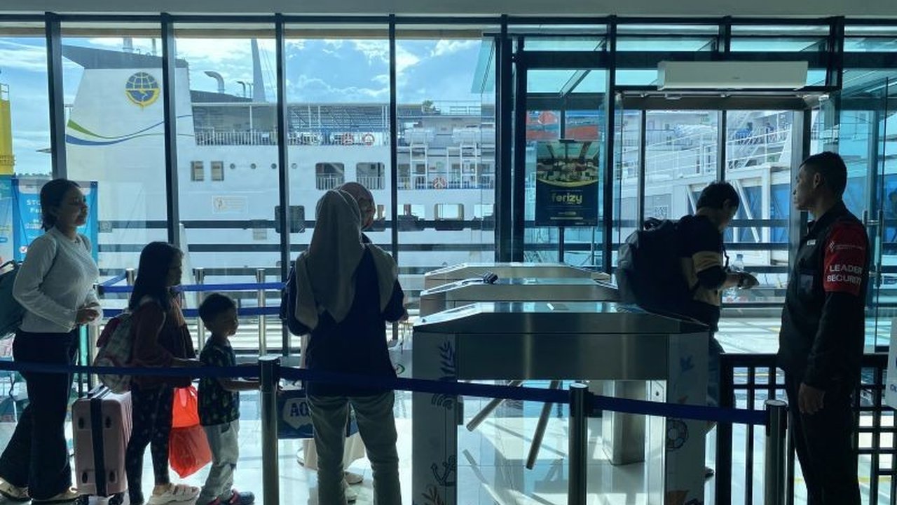 Meskipun sudah H+4 Lebaran, Pelabuhan Merak masih ramai pemudik yang menyeberang ke Sumatera; arus balik Lebaran 2025 meningkat 5 persen dibandingkan tahun lalu.