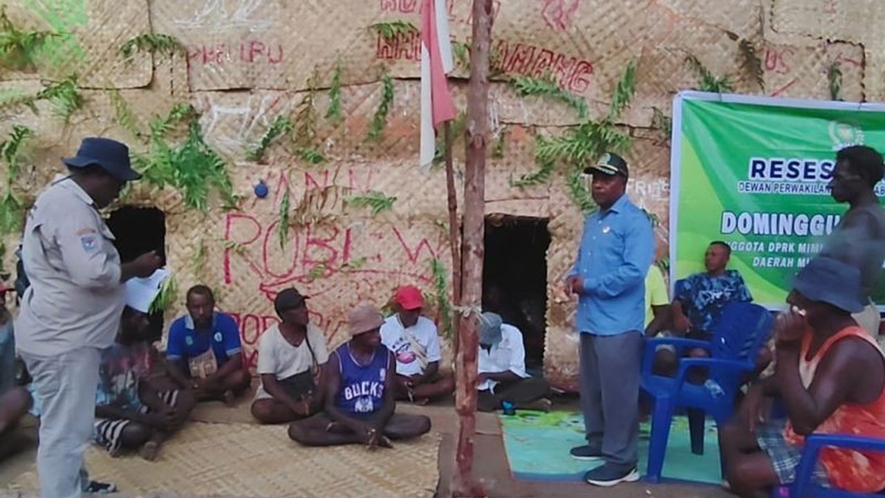 Anggota DPRK Mimika, Dominggus Kapiyau, sampaikan pembangunan infrastruktur, rumah layak huni, dan akses air bersih menjadi kebutuhan utama warga empat kampung di Distrik Mimika Barat; aspirasi akan diperjuangkan.