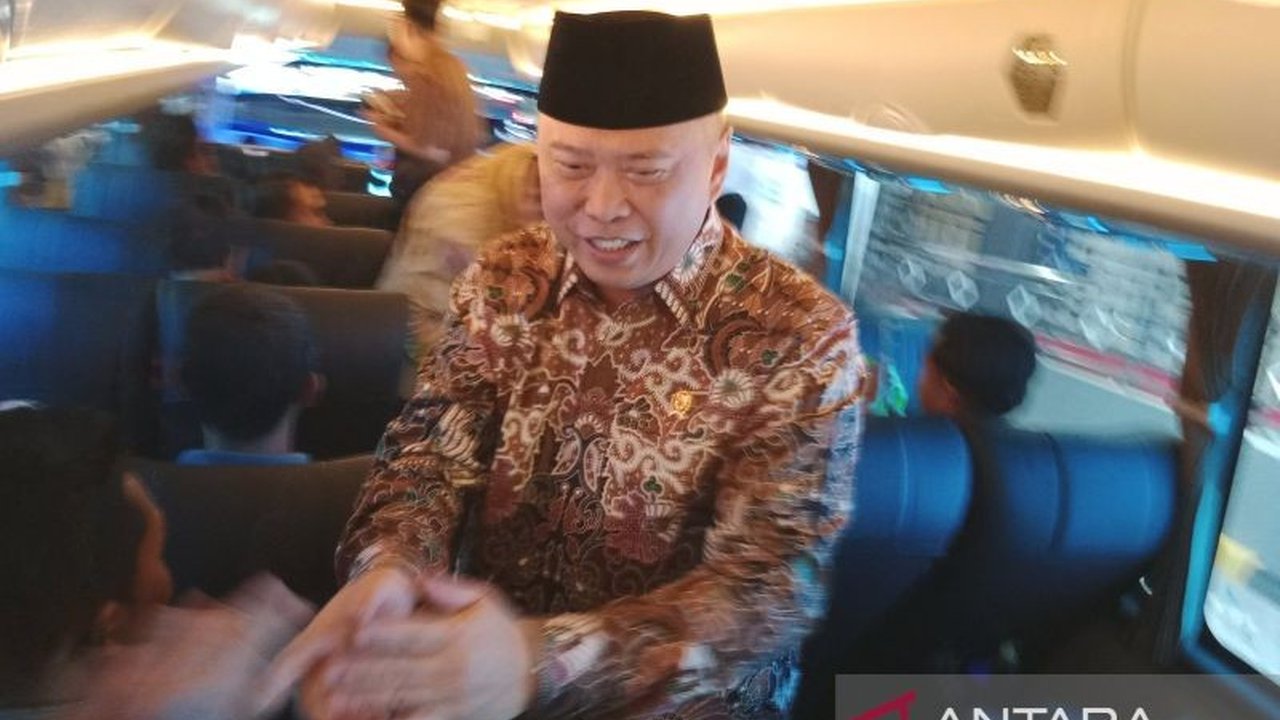 Menteri Perhubungan melepas 800 pemudik yang mendapatkan layanan mudik balik gratis dari Yogyakarta ke Jabodetabek, guna meningkatkan keselamatan dan mengurangi beban jalan raya selama arus balik Lebaran 2025.