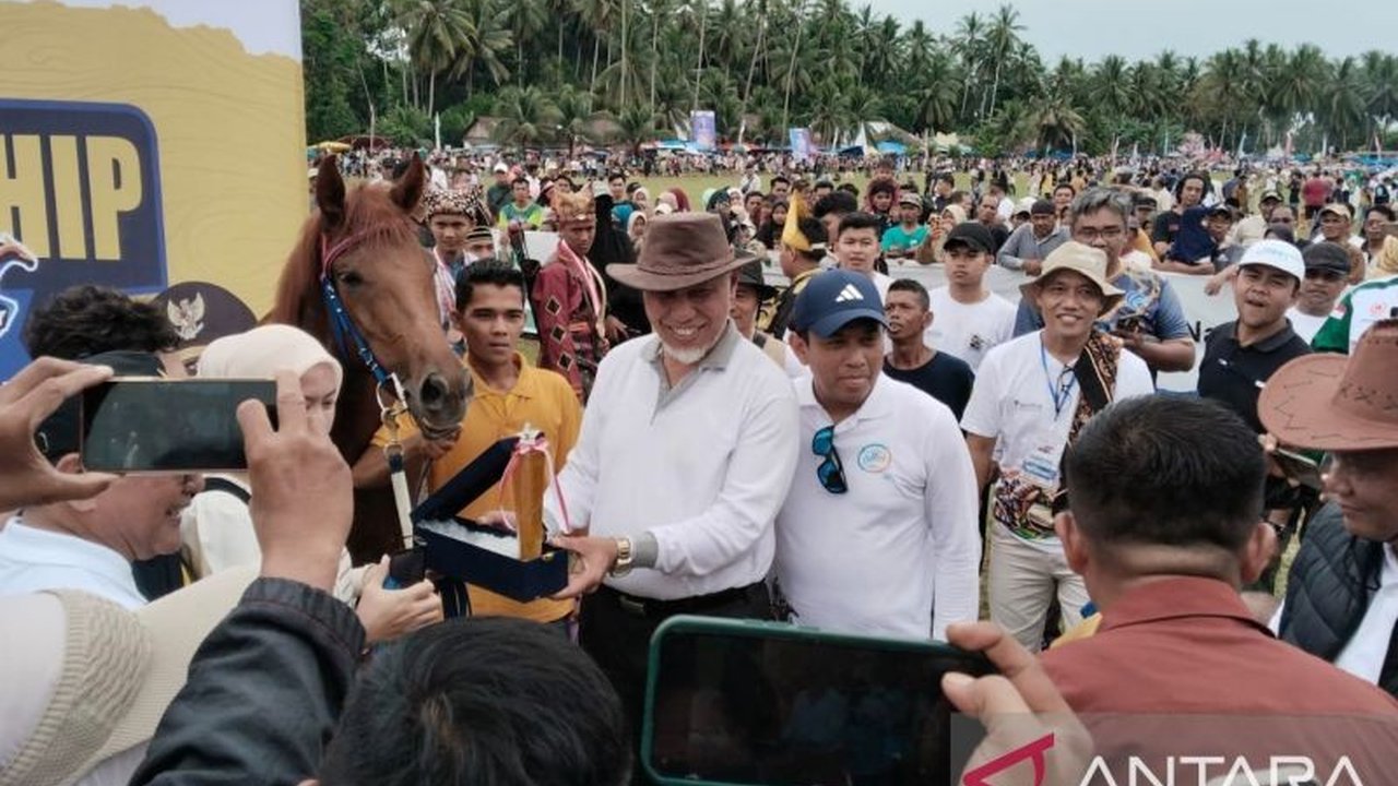 Gubernur Sumbar membuka kembali pacuan kuda di Padang Pariaman setelah 8 tahun tidak aktif, memberikan dampak positif bagi pariwisata dan ekonomi daerah.