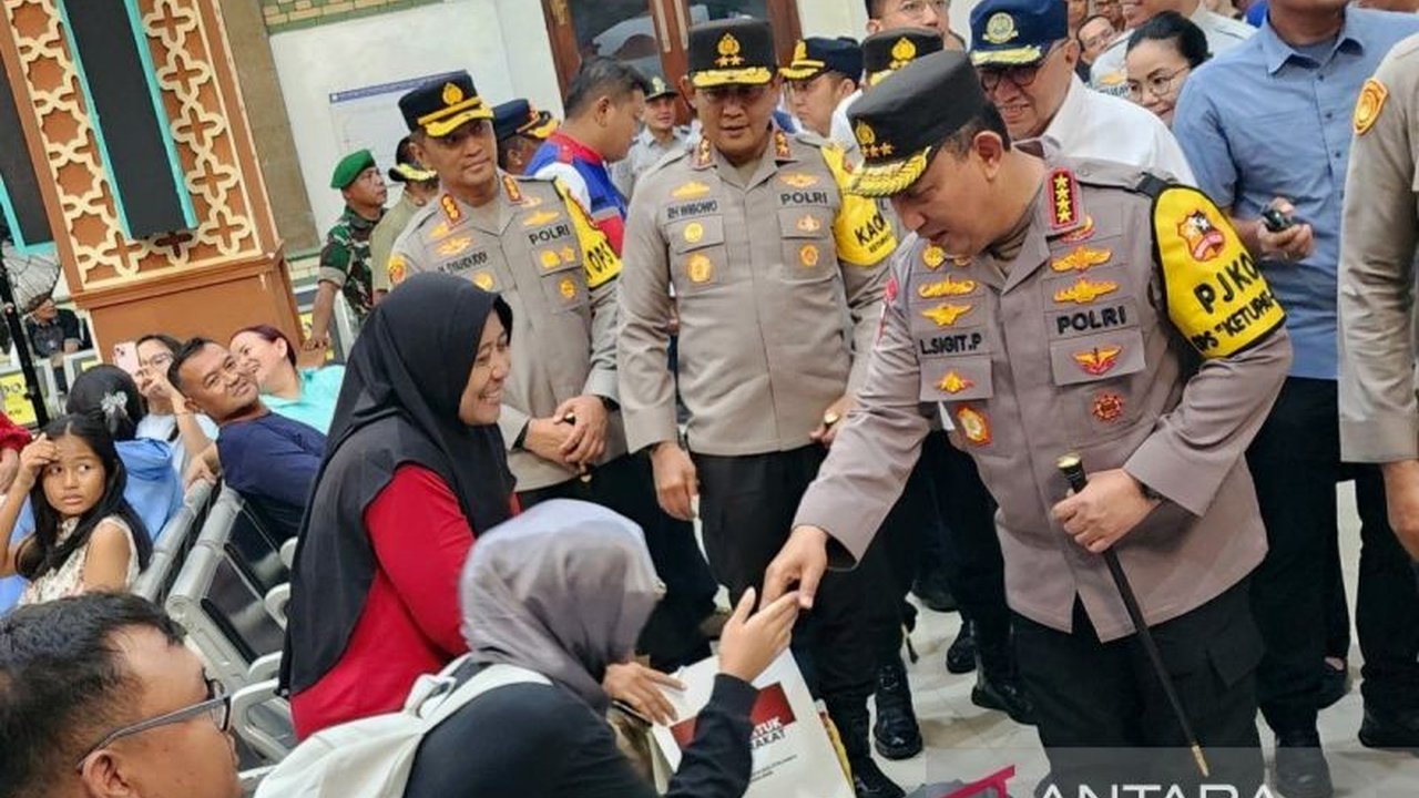 Kapolri Jenderal Listyo Sigit Prabowo meninjau langsung pelayanan arus balik Lebaran di Stasiun Semarang Tawang dan mendorong masyarakat untuk menggunakan kereta api sebagai alternatif transportasi yang aman, nyaman, dan terjangkau.