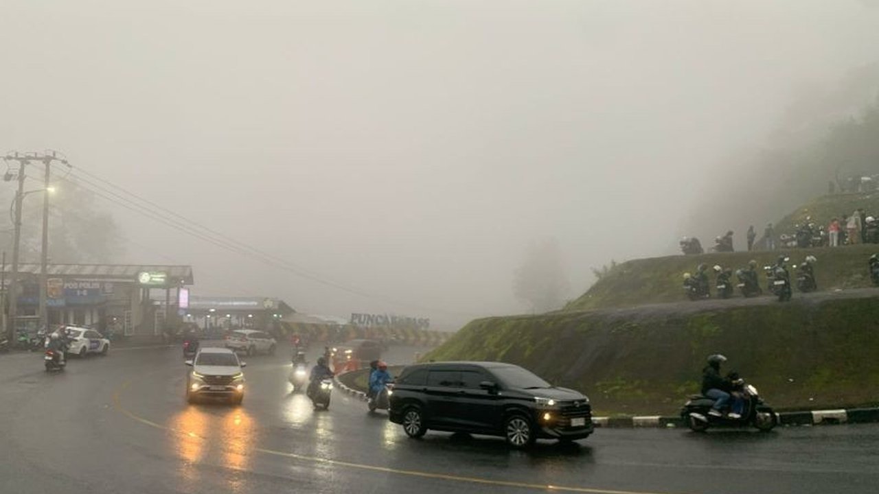 Polres Cianjur terapkan sistem satu arah di jalur Puncak menuju Bogor pada H+4 Lebaran 2025 untuk mengurai kemacetan arus balik yang meningkat signifikan.