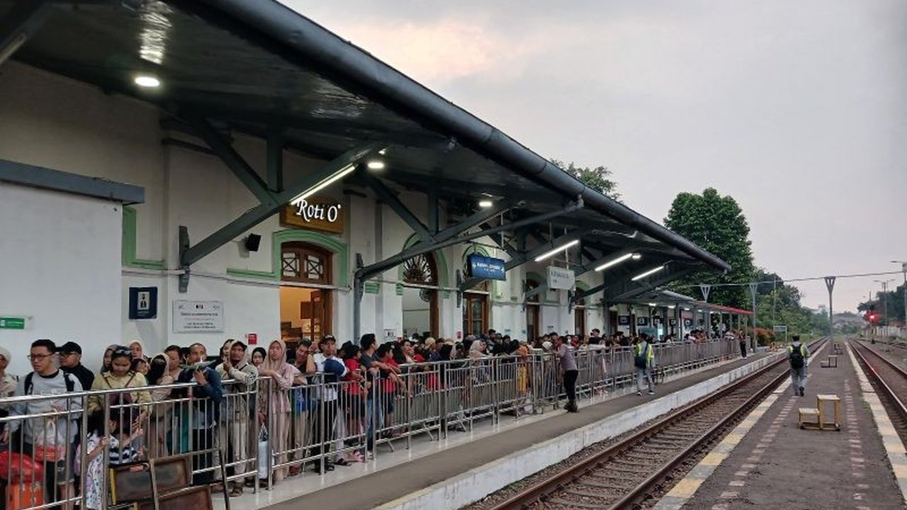 PT KAI Daop 2 Bandung melaporkan okupansi penumpang kereta api selama Lebaran 2025 mencapai 103 persen, melampaui kapasitas tempat duduk yang tersedia.