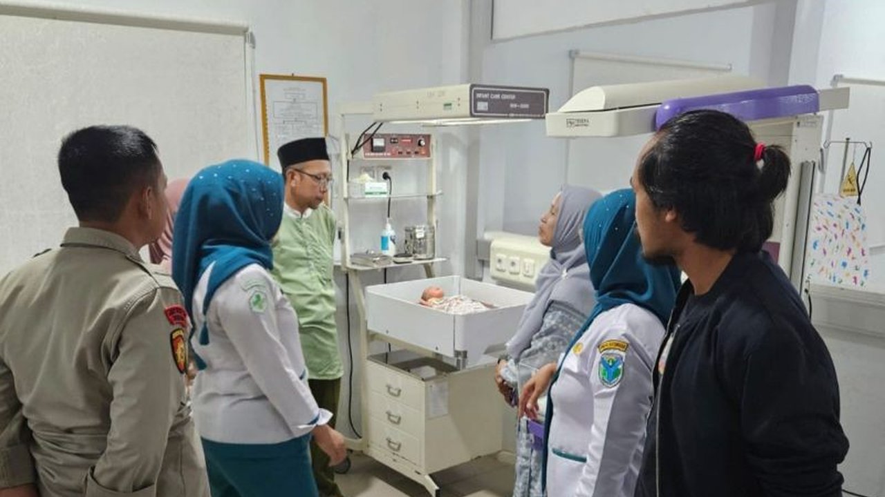 Penemuan bayi perempuan di rumah kosong Batanghari, Jambi, tengah diselidiki polisi; pihak berwajib meminta masyarakat yang memiliki informasi untuk segera melapor.