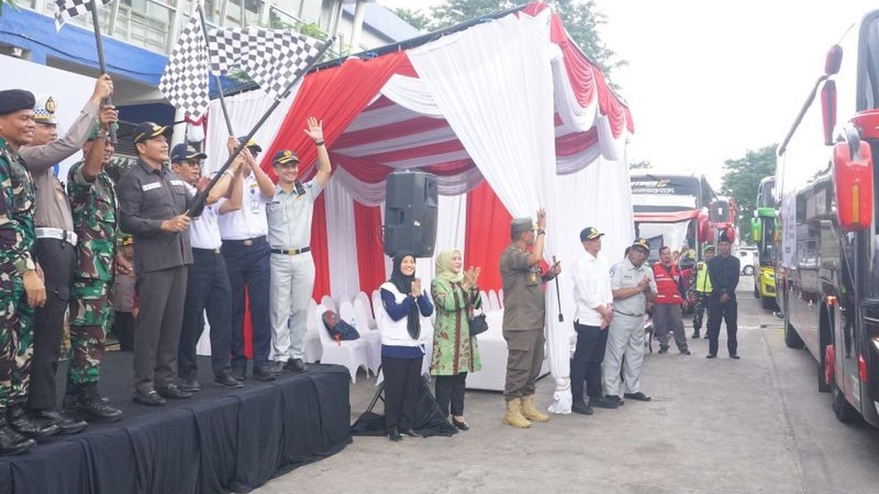 Bupati Sidoarjo, Subandi, melepas 21.536 peserta mudik gratis di Terminal Purabaya,  memberikan kemudahan dan keselamatan bagi pemudik Lebaran 2025.