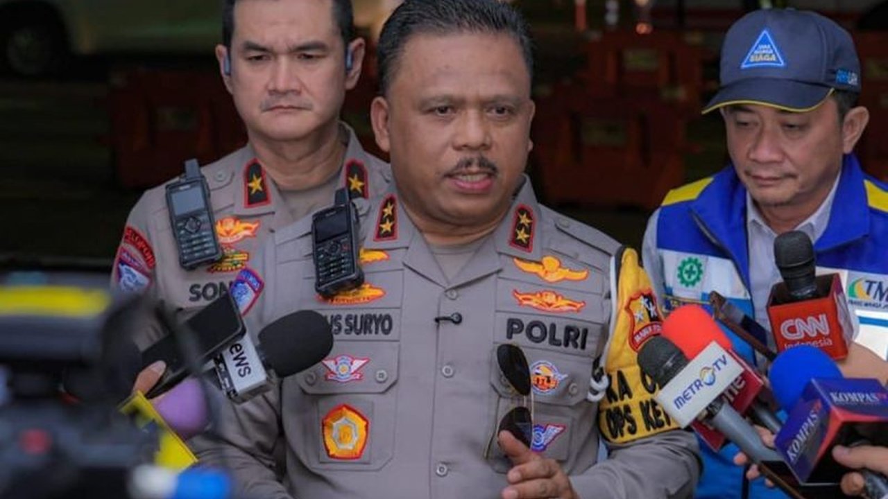 Kepolisian memprediksi 40 persen dari 2,2 juta kendaraan arus balik Lebaran 2025 telah memasuki Jakarta melalui GT Banyumanik pada Jumat, 4 April 2025, dan menerapkan berbagai strategi untuk mengurai kepadatan lalu lintas.
