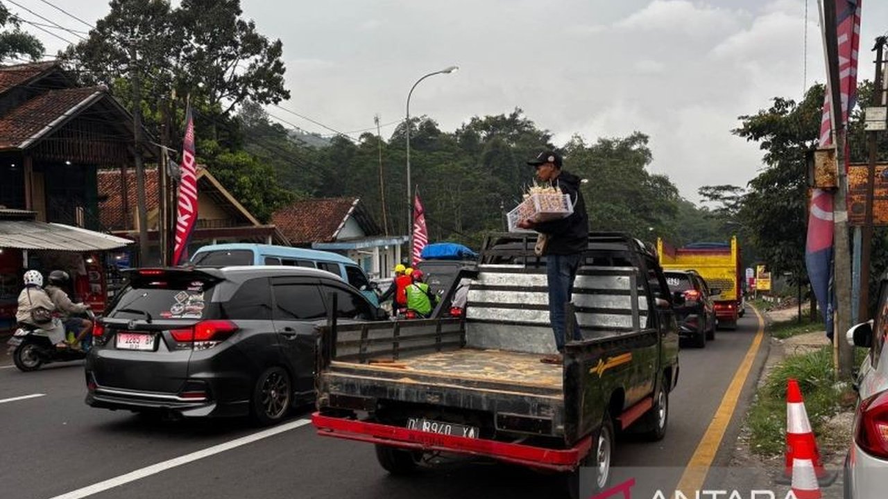 Direktorat Lalu Lintas Polda Jawa Barat siapkan rekayasa lalu lintas, termasuk sistem one way, di sejumlah jalur utama Jawa Barat untuk mengantisipasi puncak arus balik Lebaran 2025 pada H+4.
