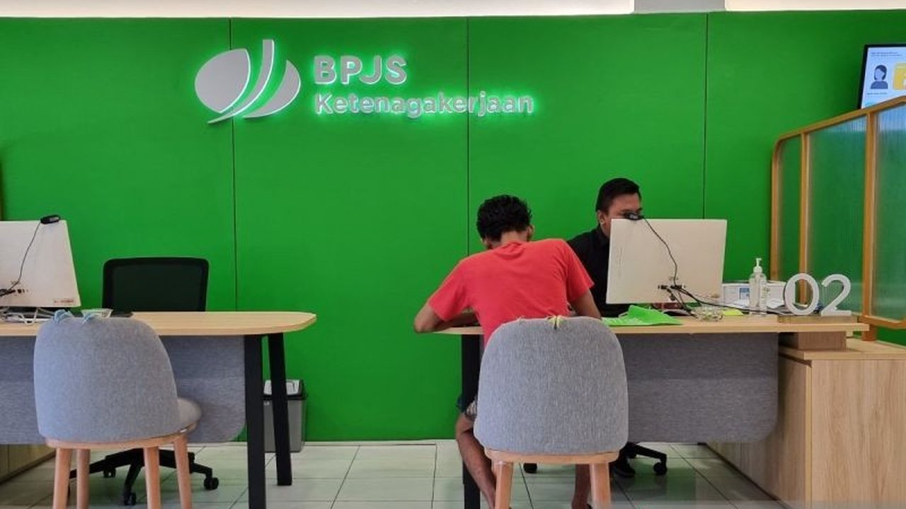 BPJAMSOSTEK melaporkan 151.371 pekerja di Papua Barat aktif terdaftar dalam program jamsostek, terdiri dari pekerja formal dan informal, dengan capaian kepesertaan yang beragam di setiap sektor.