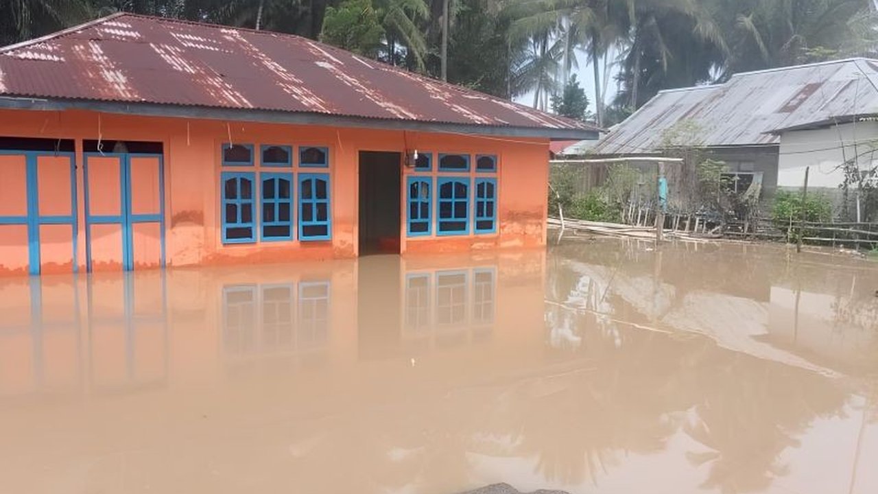 Banjir di Desa Mopu, Kecamatan Bukal, Kabupaten Buol, Sulawesi Tengah, akibat meluapnya Sungai Bukal telah merendam 36 rumah dan mengakibatkan 218 jiwa dari 52 kepala keluarga terdampak.