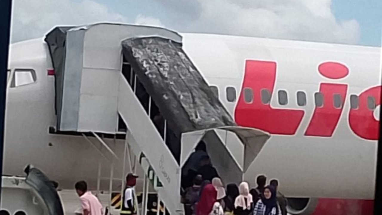 Bandara Frans Kaisiepo di Biak, Papua, melayani arus balik Lebaran dengan lancar, ratusan penumpang pesawat udara berangkat ke berbagai tujuan seperti Jayapura, Makassar, Surabaya, dan Jakarta.