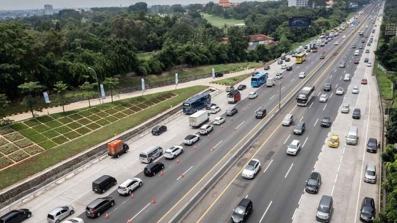 Polri melaporkan peningkatan signifikan volume kendaraan yang masuk Jakarta pada arus balik Lebaran, Sabtu (5/4), menandakan puncak arus balik telah dimulai.