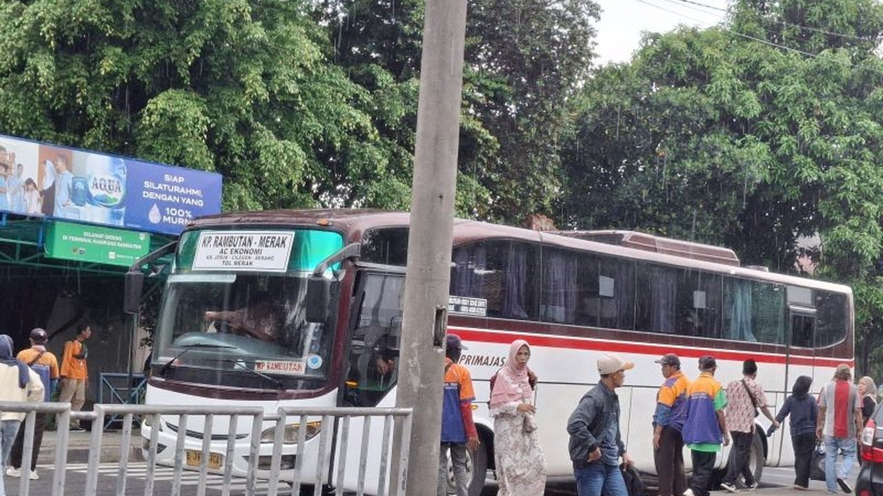 H+4 Lebaran 2025, Terminal Kampung Rambutan di Jakarta dipadati pemudik dari Jawa Barat dan Jawa Tengah, sementara penumpang jarak jauh mulai berdatangan di dini hari.