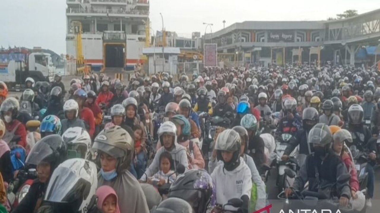 Ribuan sepeda motor pemudik memadati Pelabuhan Bakauheni pada H+4 Lebaran, menyebabkan penumpukan kendaraan dan petugas bekerja keras mengatur arus lalu lintas.