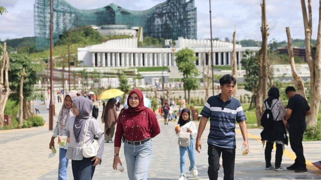 Ibu Kota Nusantara (IKN) ramai dikunjungi lebih dari 64.000 wisatawan domestik dan mancanegara selama libur Lebaran 2025, menandai daya tarik pembangunan IKN.
