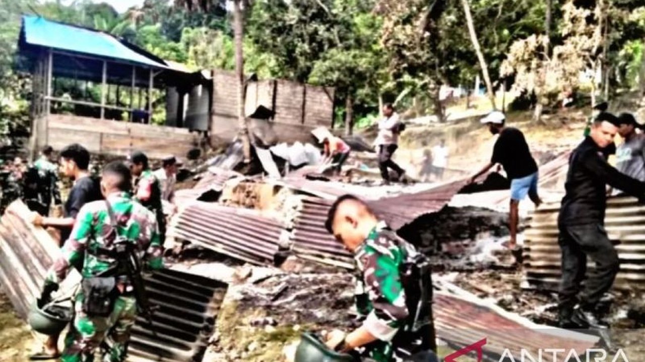 TNI bersama Polri dan warga Seram Utara bergotong royong membersihkan puing-puing pascakonflik, memperbaiki instalasi air dan listrik, serta menjaga perdamaian Maluku.