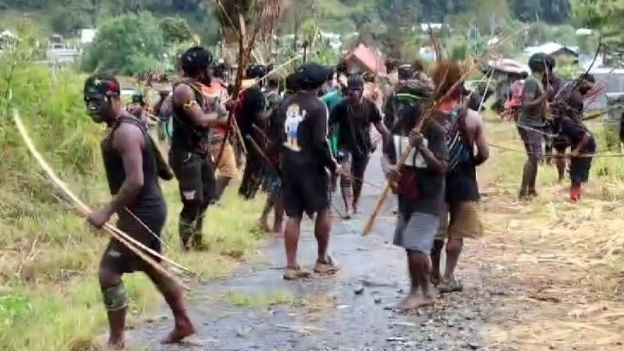 Bentrokan antar pendukung paslon Pilkada Puncak Jaya diduga melibatkan KKB, mengakibatkan 12 warga tewas dan ratusan luka, serta ratusan bangunan terbakar.