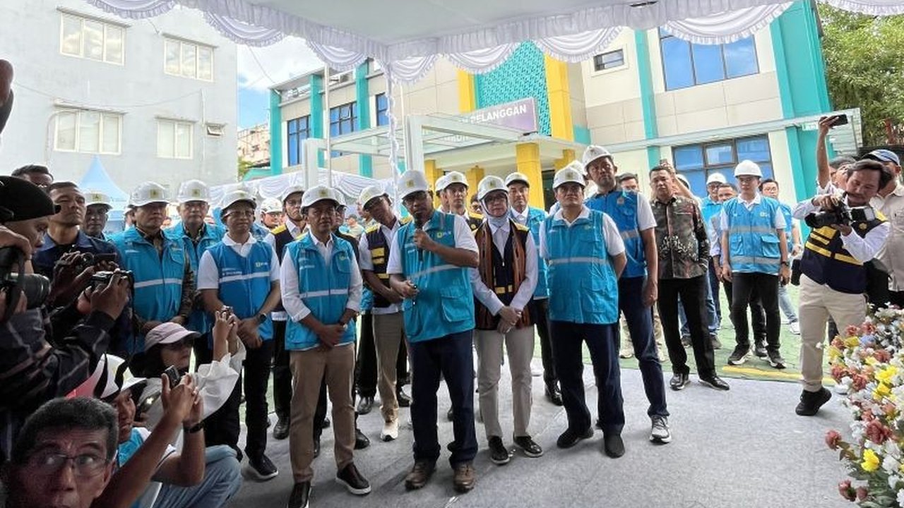 Menteri ESDM, Bahlil Lahadalia, meninjau langsung sistem kelistrikan di Maluku dan memastikan pasokan listrik aman selama Idul Fitri, bahkan telah beroperasi 24 jam di Pulau Banda.