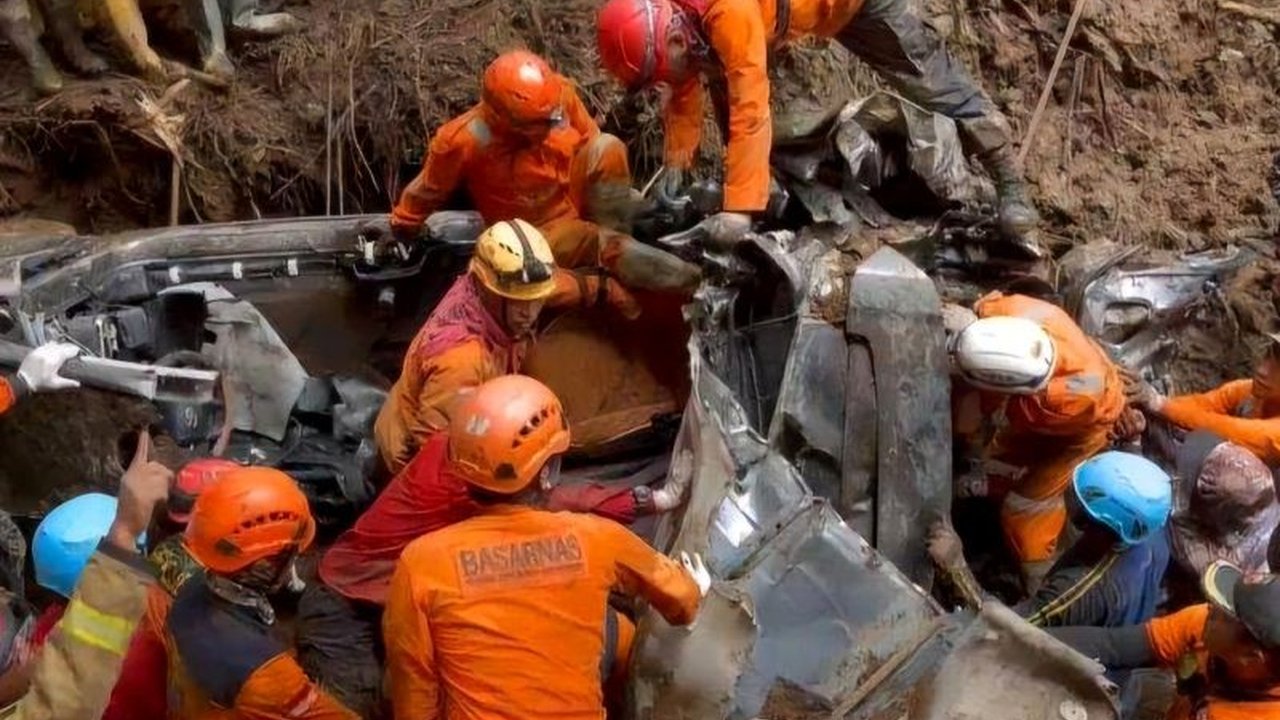 Kementerian Sosial (Kemensos) menyalurkan santunan kepada ahli waris 10 korban meninggal dunia akibat longsor di Mojokerto, Jawa Timur, yang terjadi pada Kamis (3/4), serta mendirikan dapur umum untuk para relawan.