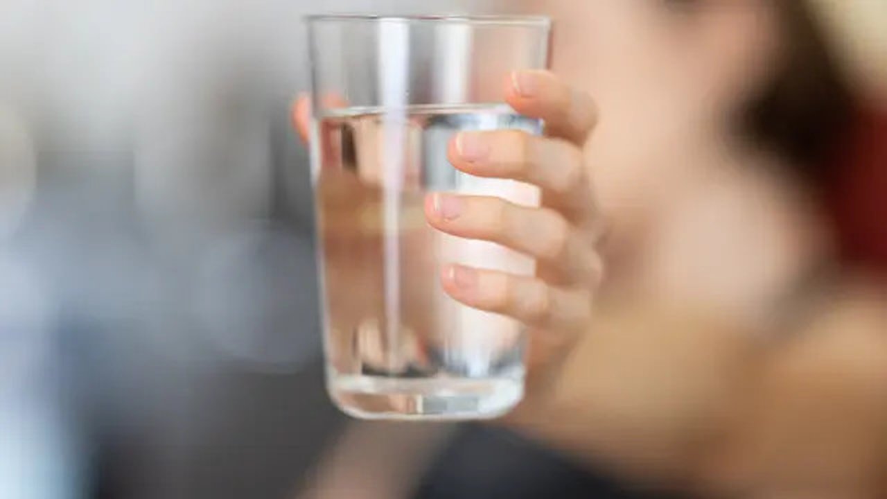 Minum air putih yang cukup saat sahur dan berbuka puasa. (unsplash.com/@enginakyurt)