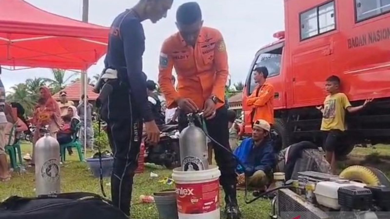 Tim penyelam Basarnas dikerahkan untuk mencari seorang warga Desa Pulau Makmur, Mukomuko, Bengkulu, yang dilaporkan hilang tenggelam di Sungai Muar pada Jumat malam.