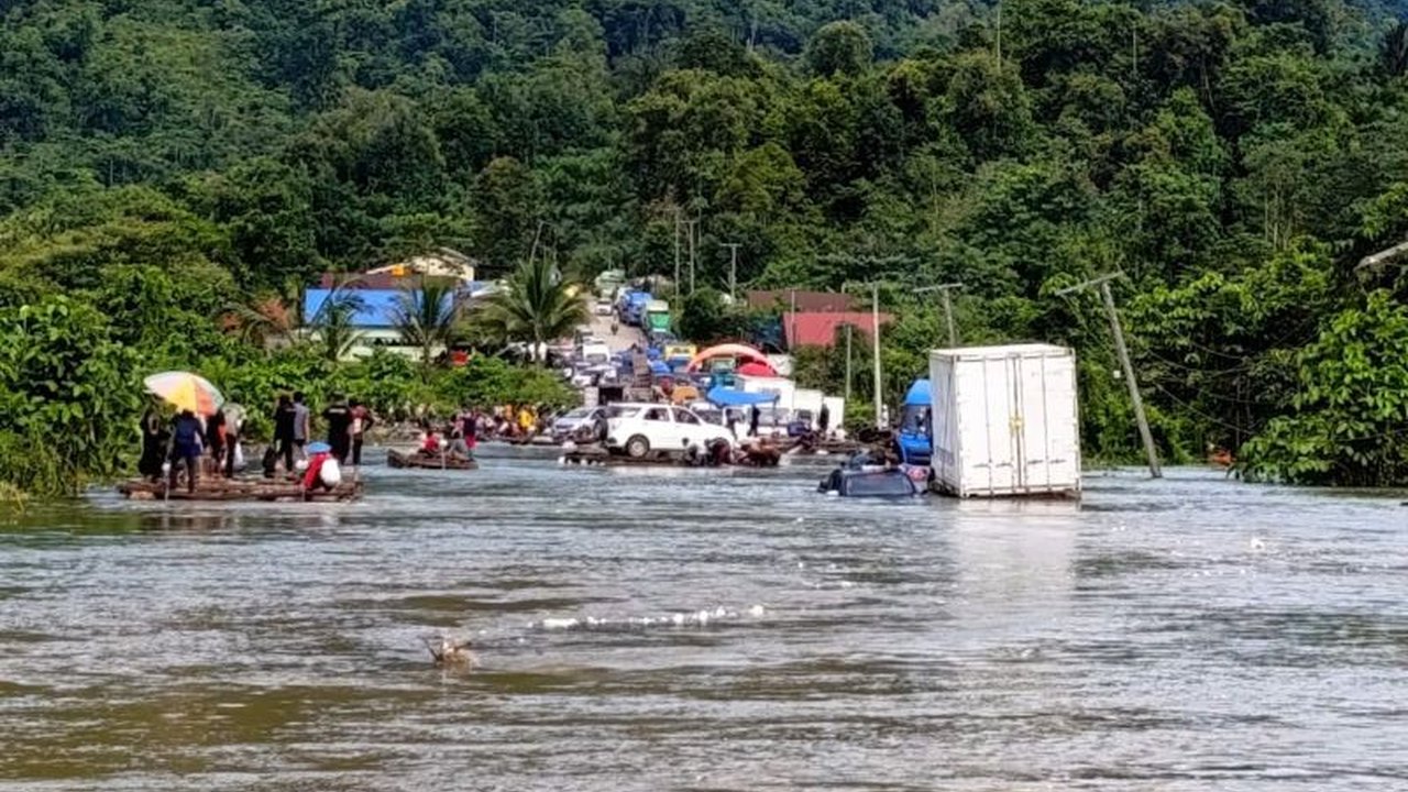 Pemerintah Kabupaten Konawe Utara menyediakan rakit penyeberangan gratis untuk kendaraan dan warga terdampak banjir di Jalan Trans Sulawesi, akibat meluapnya Sungai Lalindu.